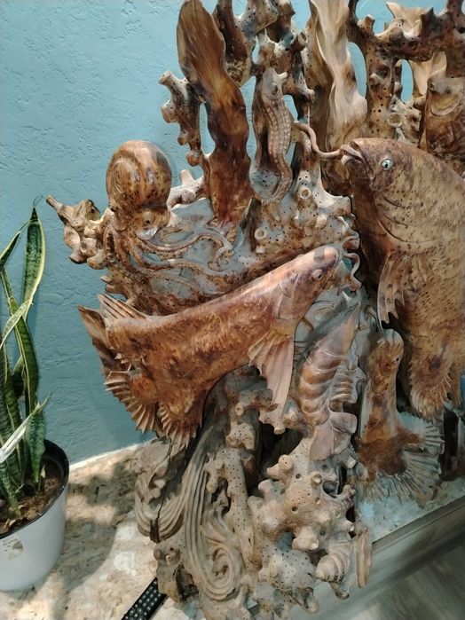 Резная скульптура из дерева