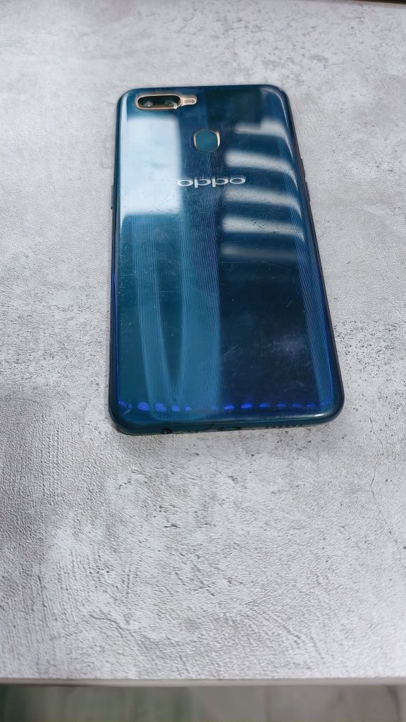 Телефон OPPO AX7 (два чехла в комплекте)