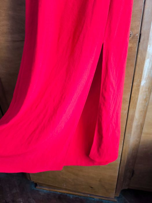 Червена рокля, официална или ежедневна