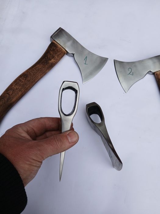 Topoare din foi de arc forjate manual