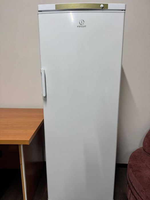 Морозильник б/у Indesit 271L, в отличном состоянии