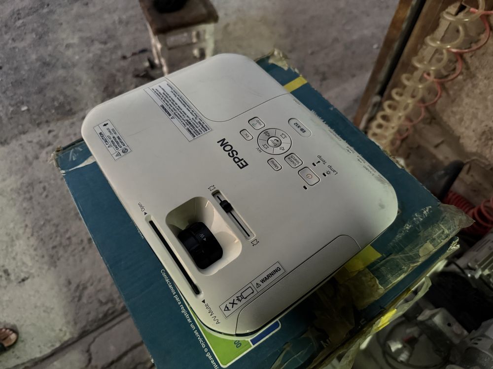 * EPSON проэктор + экран 3х2 + спутниковый тюнер комплект для кафе и р
