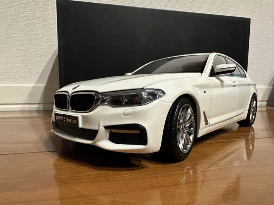 Vând machetă 1/18 BMW seria 5 G30 Kyosho