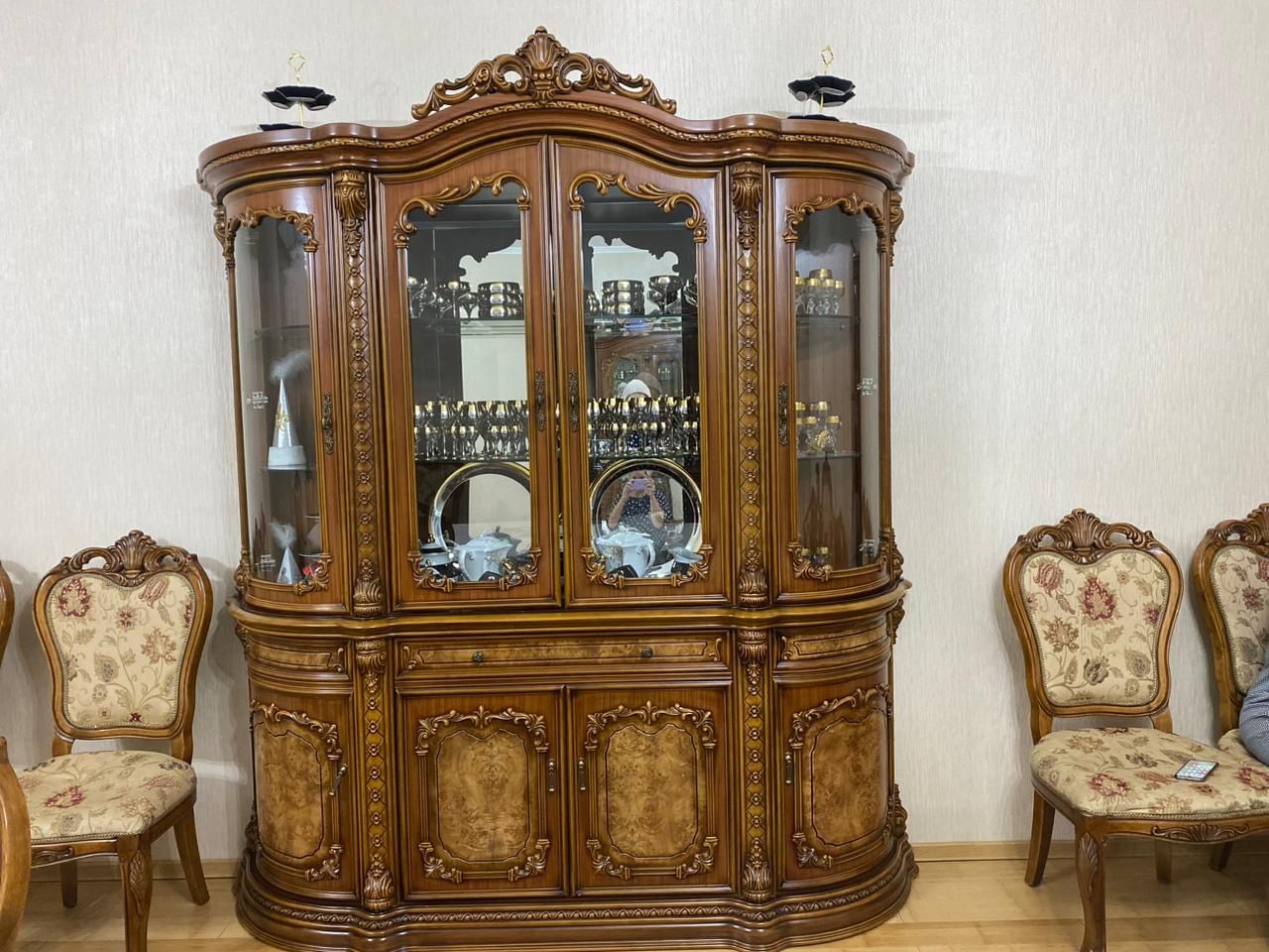 Стол стулья сервант