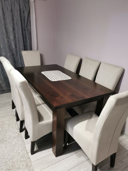 Masa din lemn masiv cu 8 scaune culoare nuc