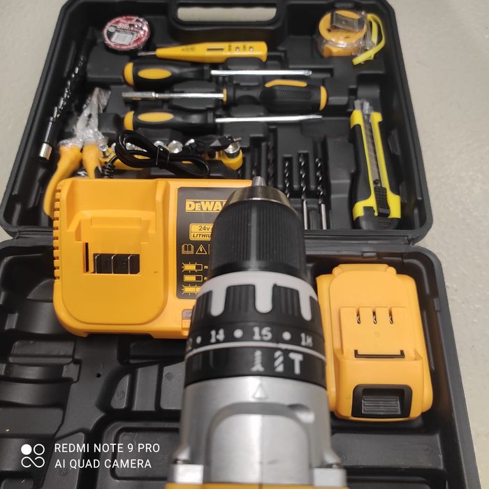 Autofiletanta DEWALT cu 2 acumulatori și accesorii.