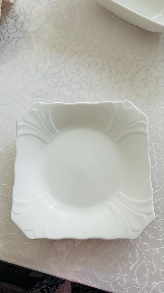 Посуда белый, тарелки разного размера