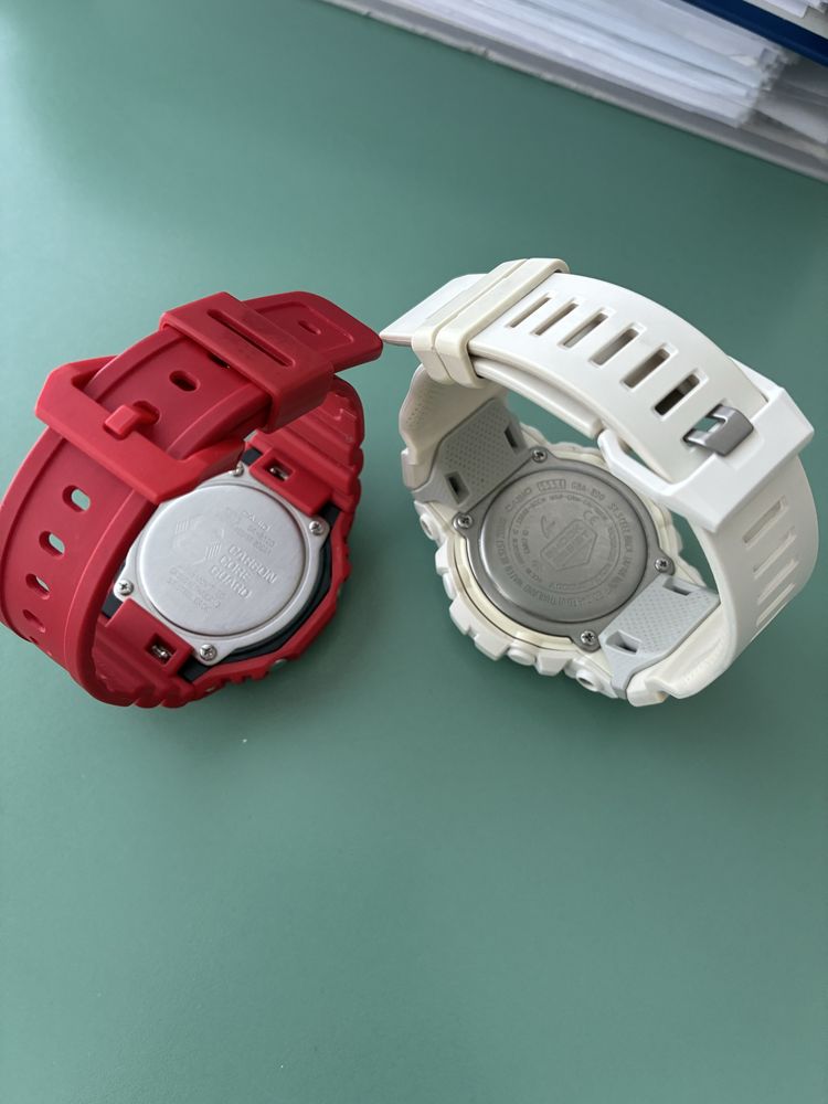Два часовника G-shock