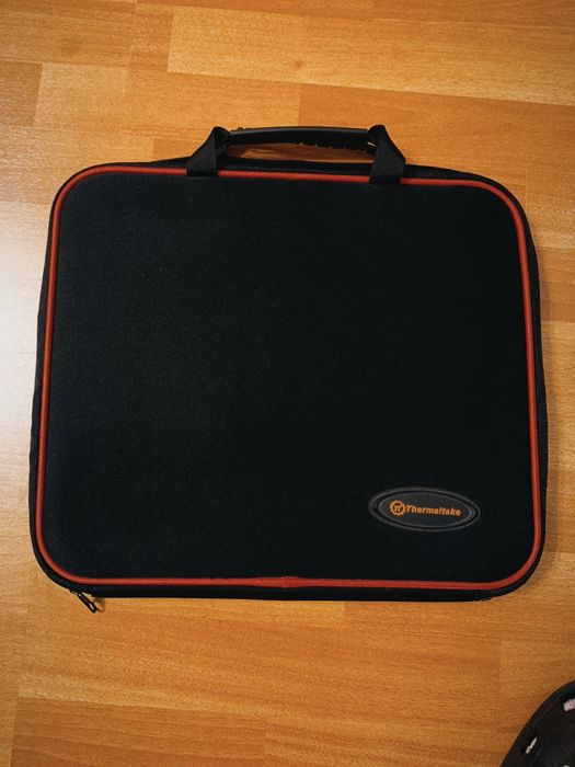 Geantă laptop slim tip husă anti shock cu cooling pad