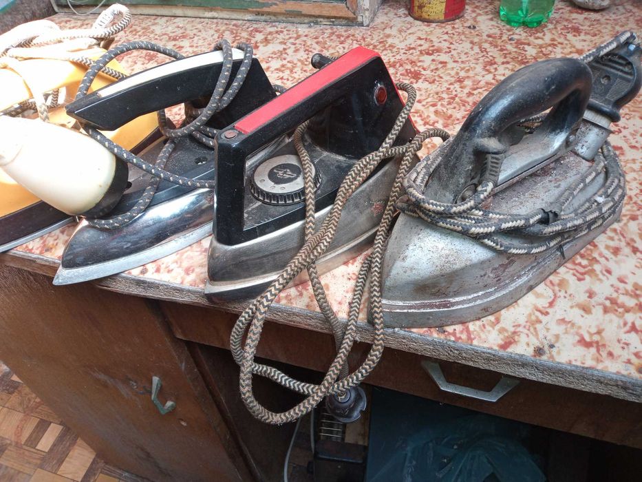 Стари Руски Електрически Ютии.