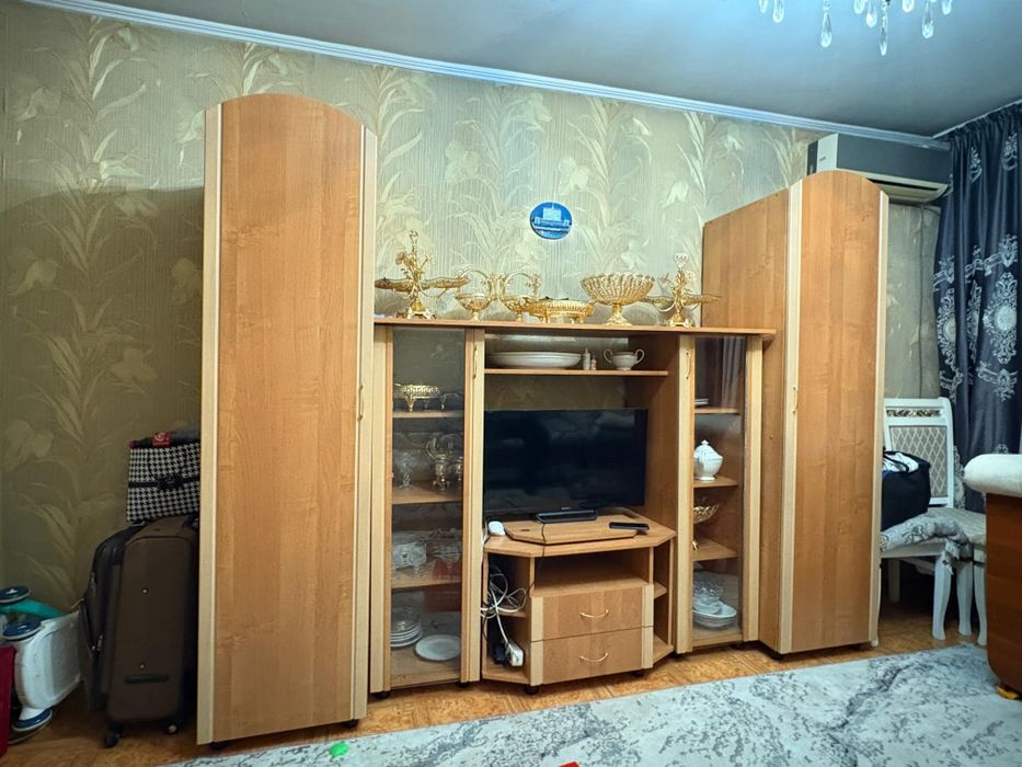 Срочно продам горка для гостинной и раскладной диван, кресло