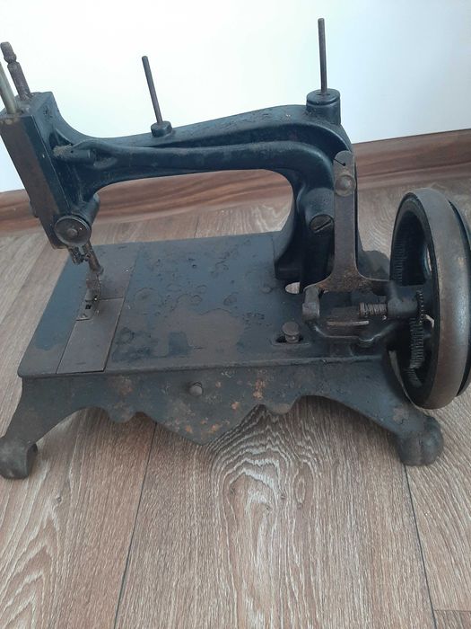 Masina de cusut veche italiana