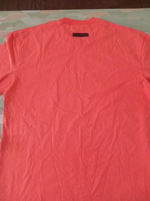 Продавам T-shirt Essentials coral red