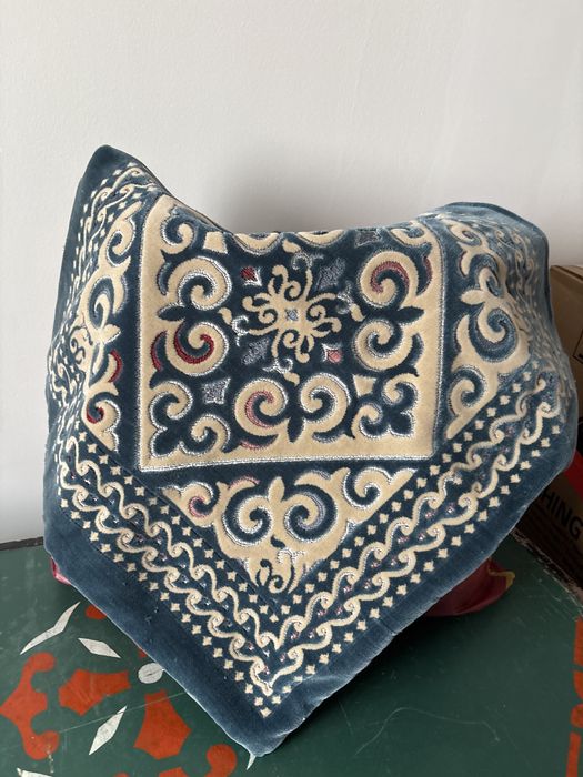 Көрпе және көпшік тыс сатылады б/у. Жақсы күйде.