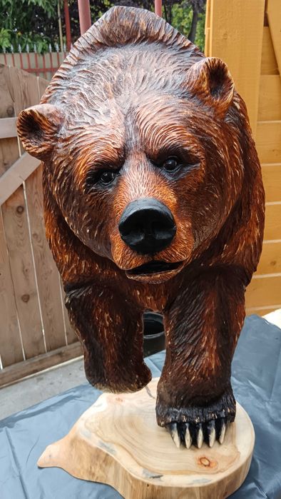 Urs sculptat in lemn uscat stratificat