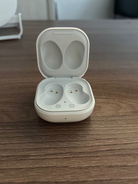 Зарядный кейс от наушников Samsung Galaxy Buds