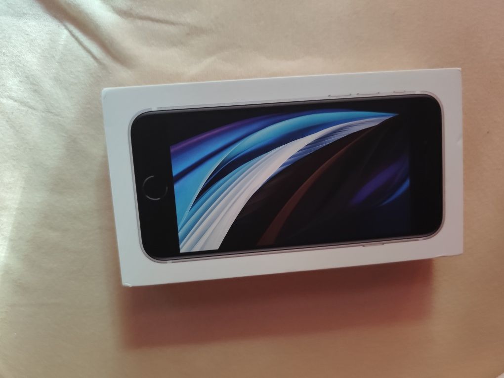 Iphone SE2020 с калъф, стъклени протектори и зарядно