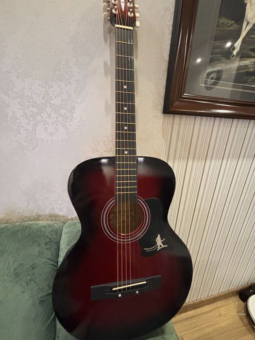 Гитара бордовый