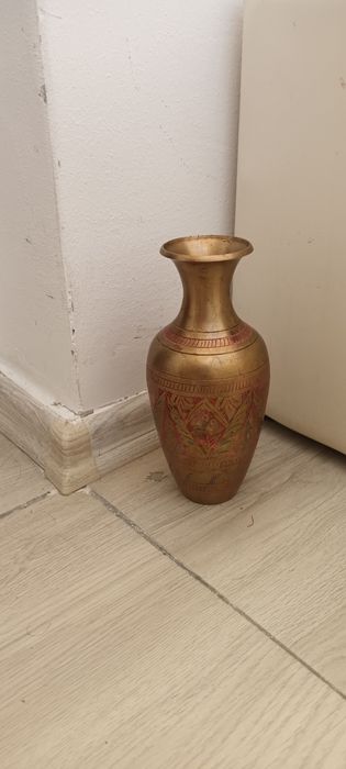 Vând vaza veche din alama 25 cm. Transport doar cu Posta Romana