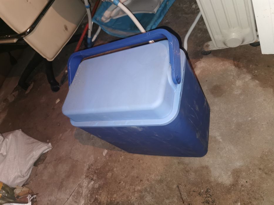 Инвалиден стол. Със тоалетна. Старо огледало. Нощна лампа и др.