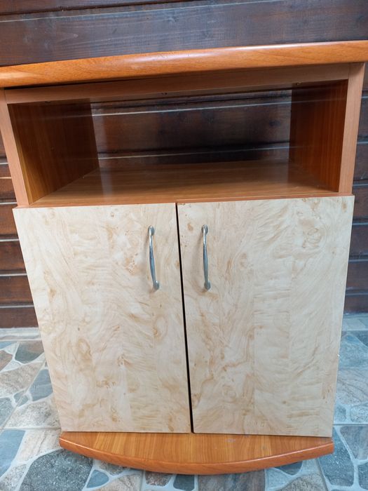 Dulapior tip birou cu rafturi in stare perfecta