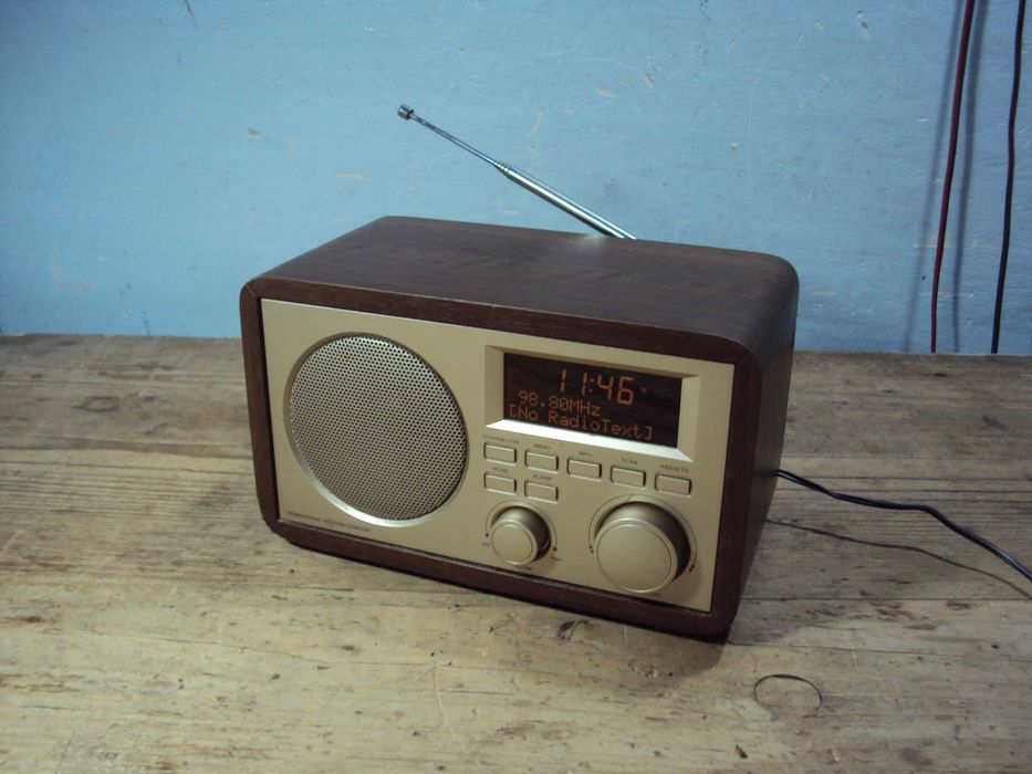 radio cu display digital,FM,DAB,IN AUX,alimentare 220v si baterii