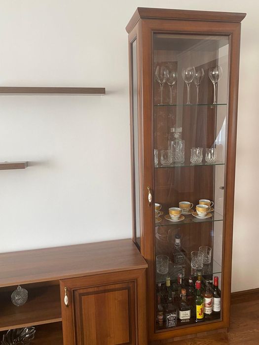 Vând comoda cu doua vitrini făcută la comanda