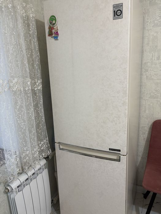 Холодильник бежевый