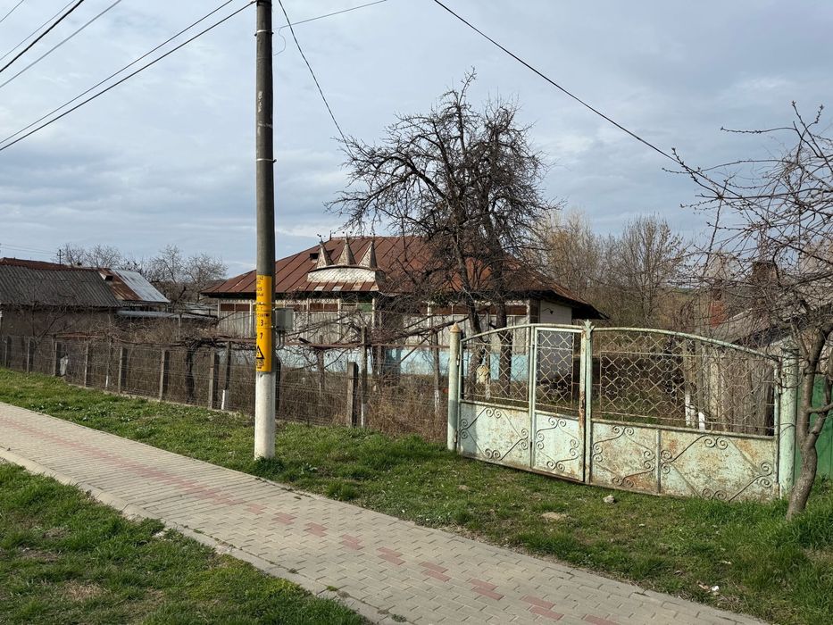 Teren intravilan + casă locuibilă (șoseaua națională DN28, Răducăneni)