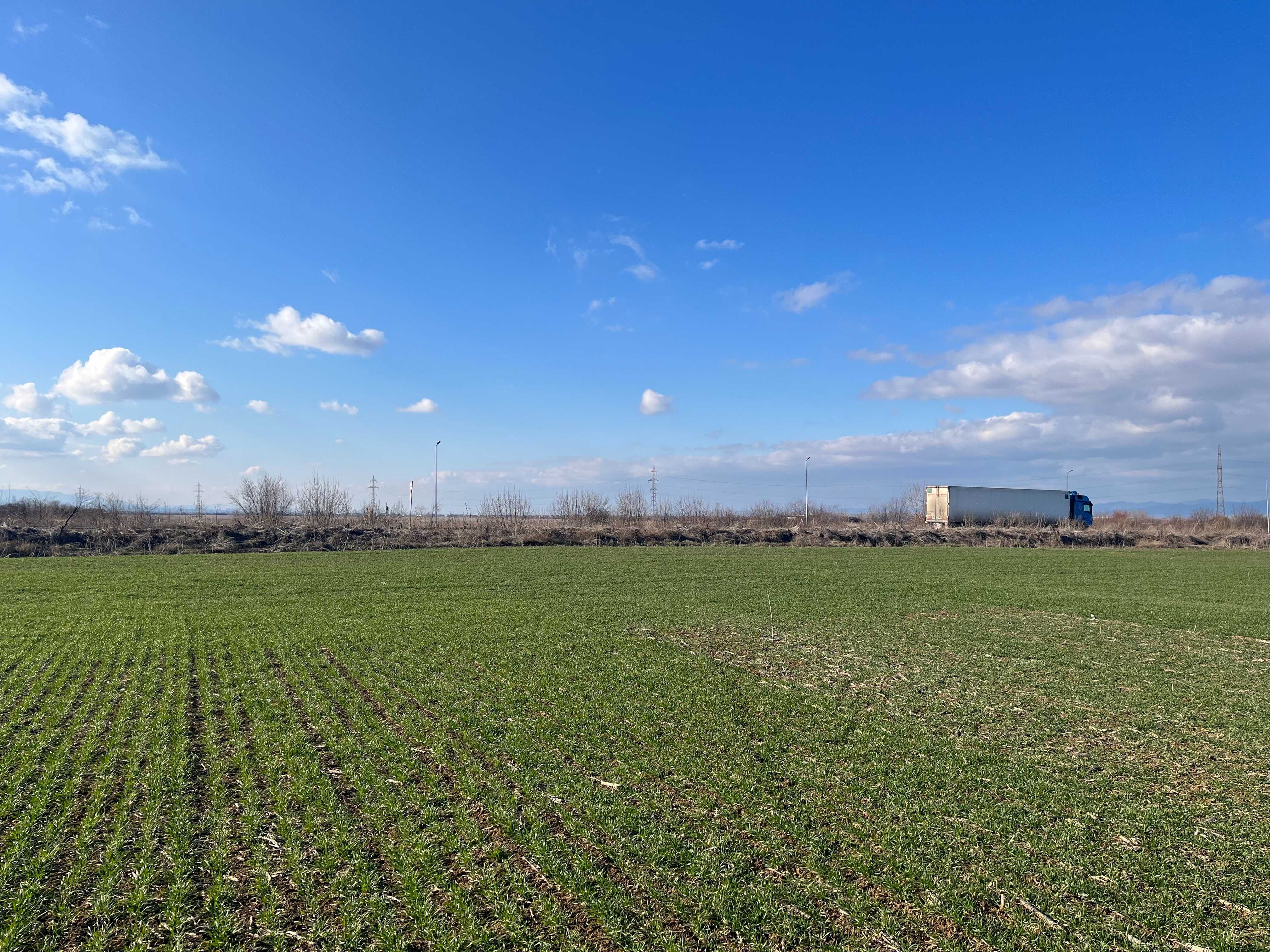 Продавам парцел на главен път III - 105 в землището на град Елин Пелин