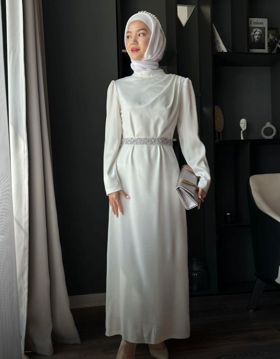 Платье белое изящное дорого смотрится