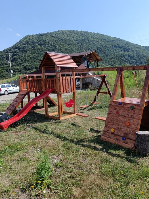 Spațiu de joacă, balansoare,