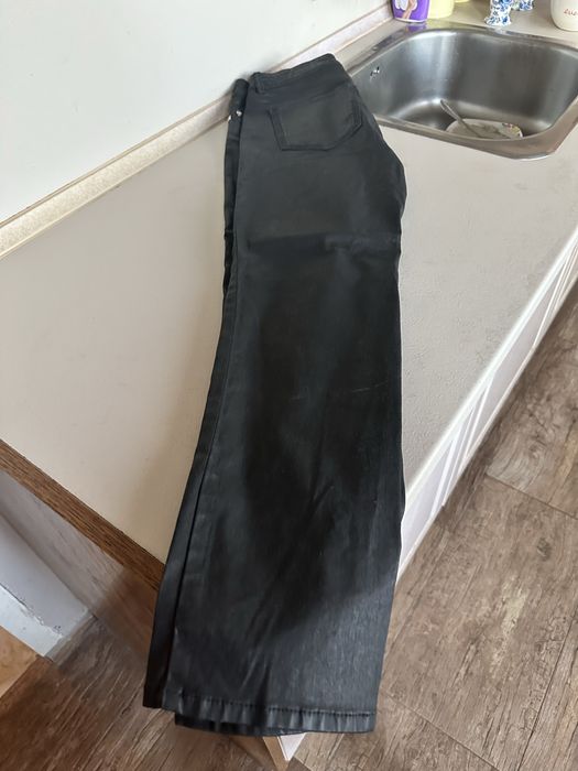 Кожен черен панталон на Massimo Dutti . Нов