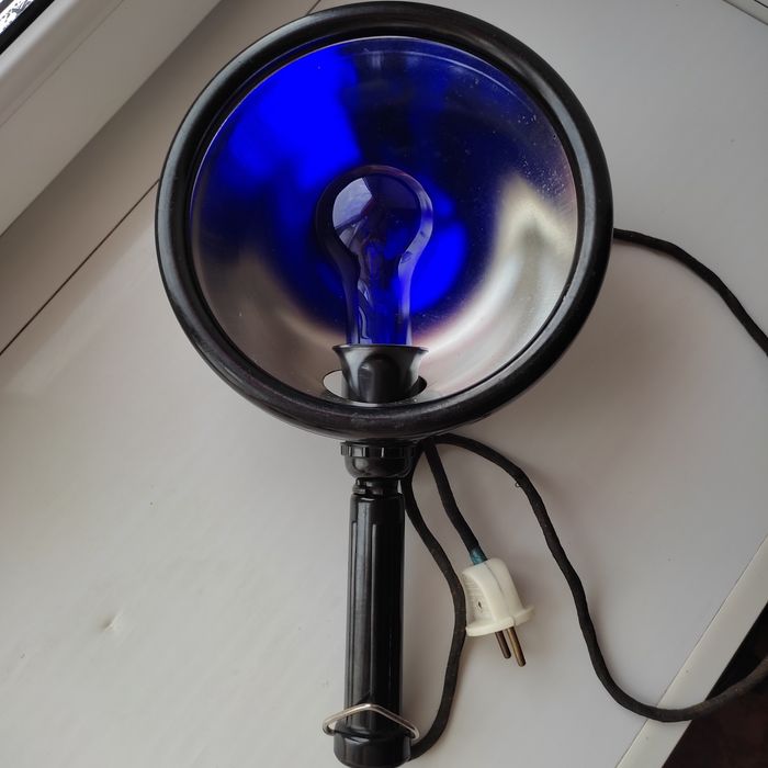 Лампа с синей лампочкой.