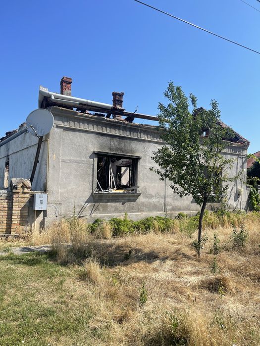Vand Casa incendiata cu tot cu teren la Costeiu Judetul Timiș