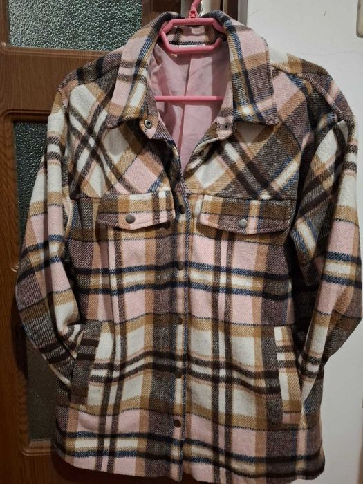 Geaca Cocodrillo stil camasa foarte interesanta si usor de remarcat