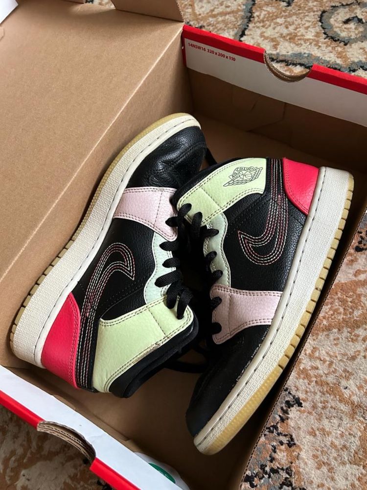 Adidași Nike Air Jordan 1 Mid SE cu talpa fosforescentă