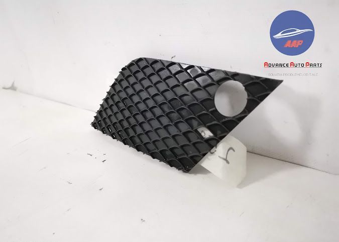 Оригинален Горен Десен Орнамент за Долна Решетка Mercedes-Benz М-Клас