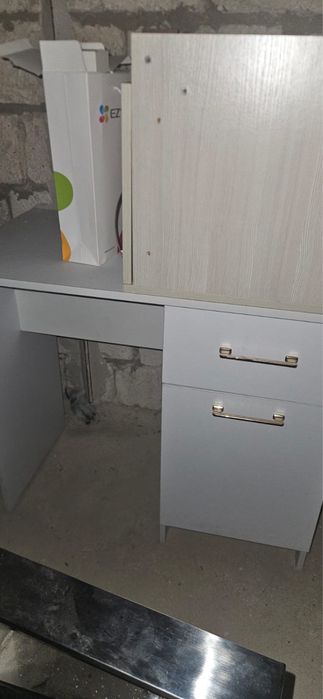 Продается  новый стол для салона