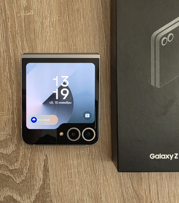 Перфектен Samsung Z Flip 6 256GB Silver Shadow, в гаранция