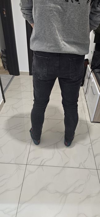 Vând 2 perechi identice de blugi 31/30