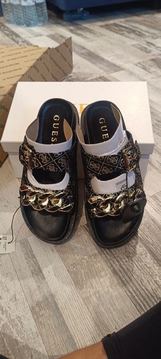 Чехли Guess, кецове Bianki, обувки на ток, сандали