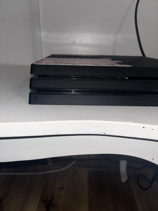 ps4 pro aproape nou + 4 jocuri