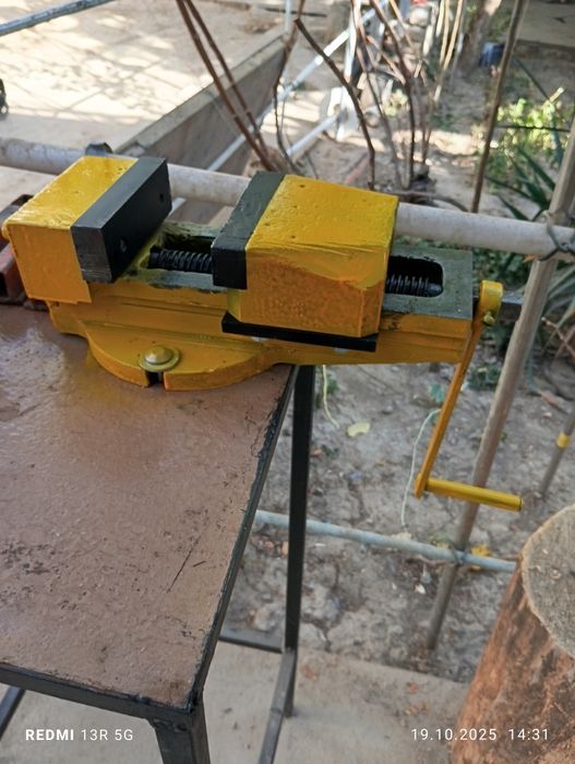 Тиски столи сотилади..