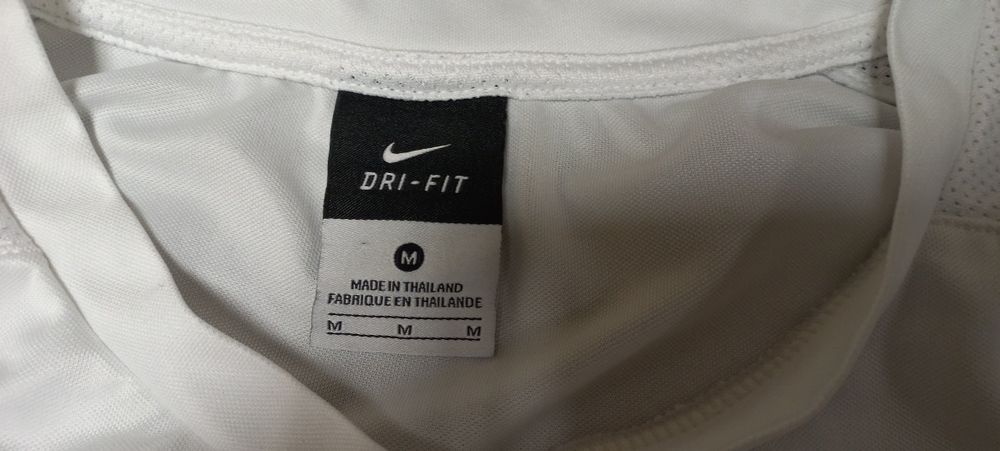 Nike бяла футболна тениска с бродирано лого