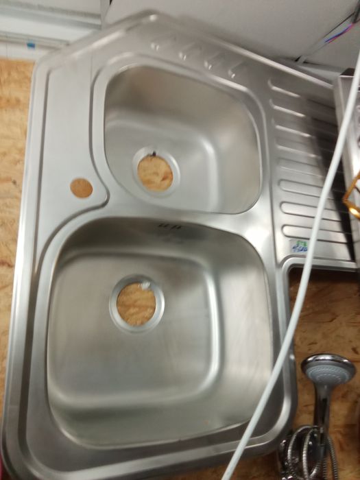 Мойка врезная кухонная двойной чашкой.