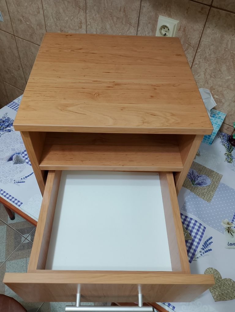 Noptieră de calitate cu sertar