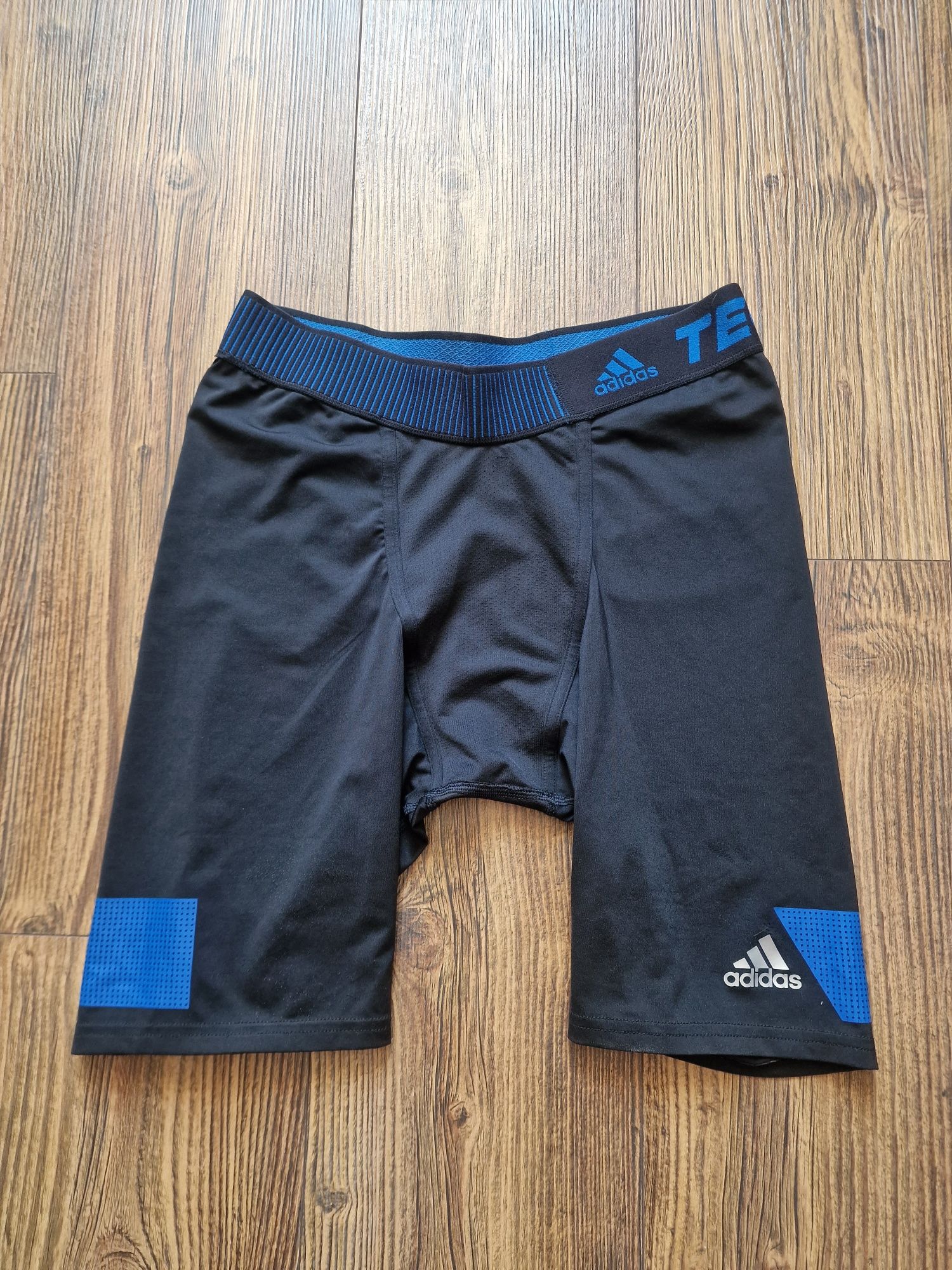 Страхотен мъжки къс клин ADIDAS TECHFIT  размер L