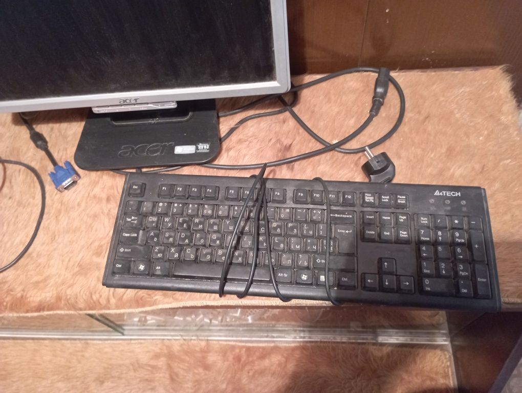 Монитор Acer и клавиатура.