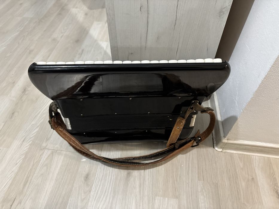 Vand acordeon Cantulia cu 72 de basi